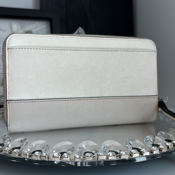 Kate spade wallet zip around (has minor blemishes) - Picture 3 of 8